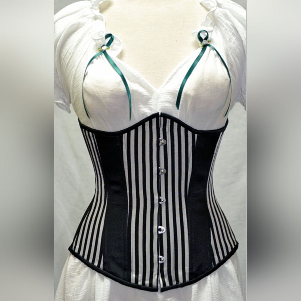 NWT Hearts Delight Under bust Corset Size 32